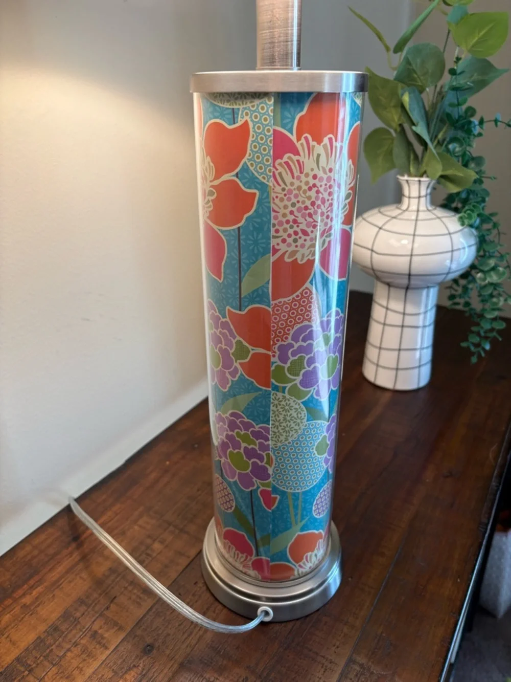 Modern Lamp With Groovy 70’s Aesthetics - Picture 8 of 11